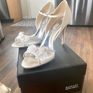 Badgley mischka women’s carter heel soft white.
